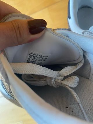 Zapatillas blancas con rayas