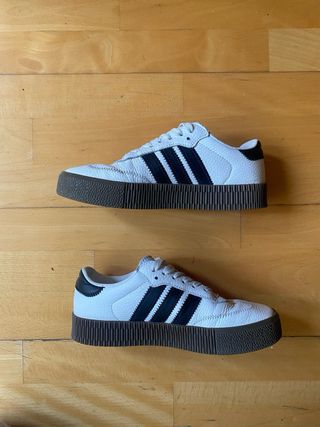 Zapatillas blancas con rayas