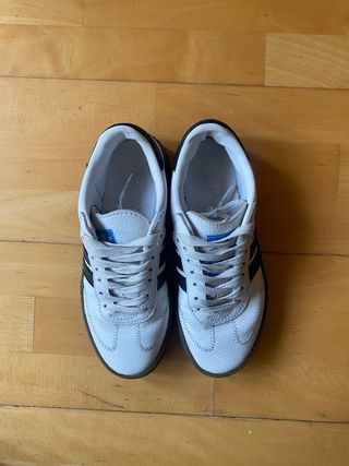 Zapatillas blancas con rayas