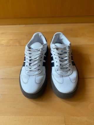 Zapatillas blancas con rayas