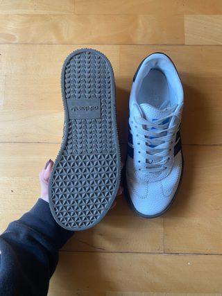 Zapatillas blancas con rayas