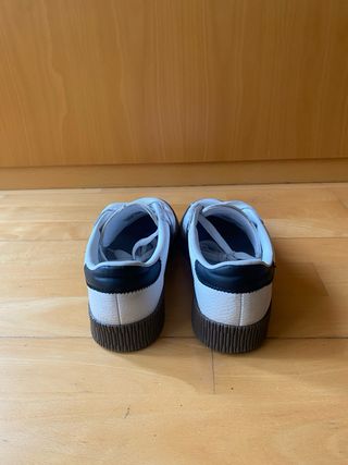 Zapatillas blancas con rayas