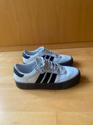 Zapatillas blancas con rayas