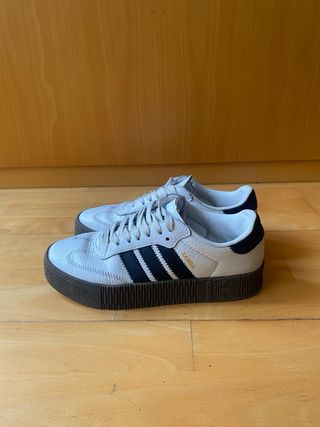 Zapatillas blancas con rayas