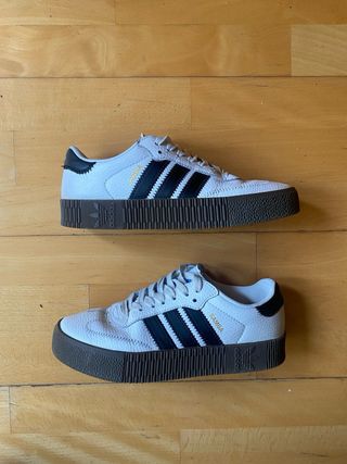 Zapatillas blancas con rayas