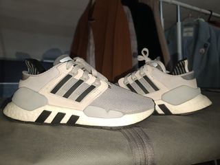 Zapatillas Adidas casuales grises y blancas