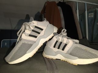 Zapatillas Adidas casuales grises y blancas