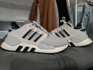 Zapatillas Adidas casuales grises y blancas