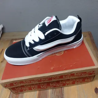 Zapatillas Vans Negras y Blancas