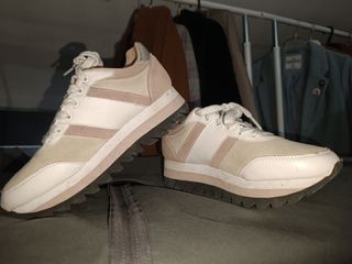 Zapatillas Zara casual rosa y blanco