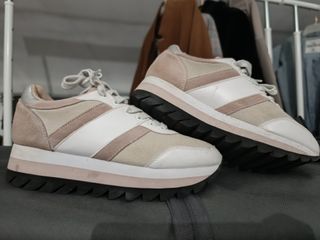 Zapatillas Zara casual rosa y blanco