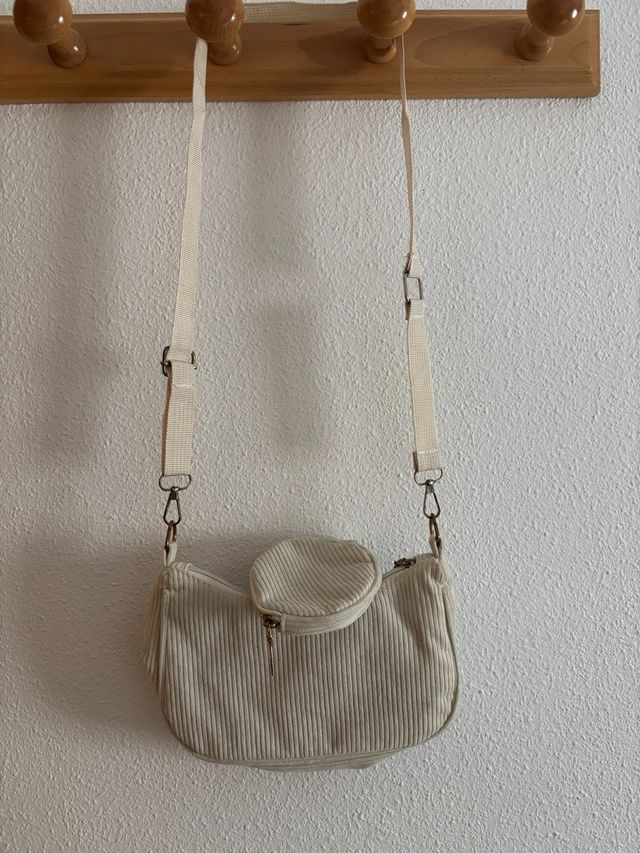 Bolso beige con monedero colgante