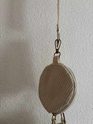 Bolso beige con monedero colgante