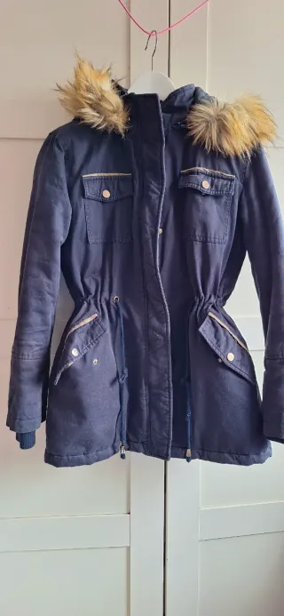 Abrigo acolchado con capucha azul