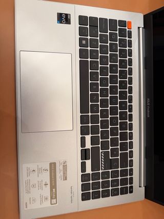 Portátil Asus Vivobook I7 13th Gen Intel Core. 
