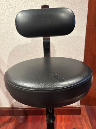 Silla /Taburete diseñada  para guitarristas
