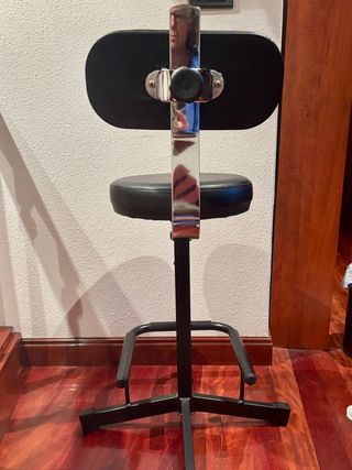 Silla /Taburete diseñada  para guitarristas