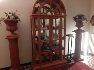 Recibidor con vitrina y columnas de madera