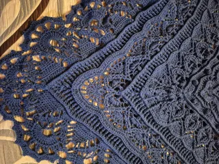 Chal de lana azul tejido a mano