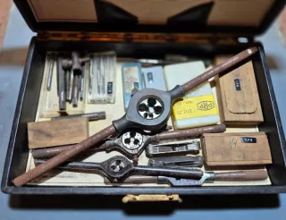 Juego de terrajas antiguo y machos de roscar