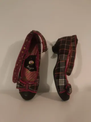 Zapatos de cuadros rojos y marrones