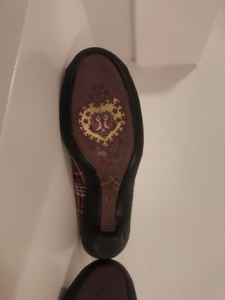 Zapatos de cuadros rojos y marrones