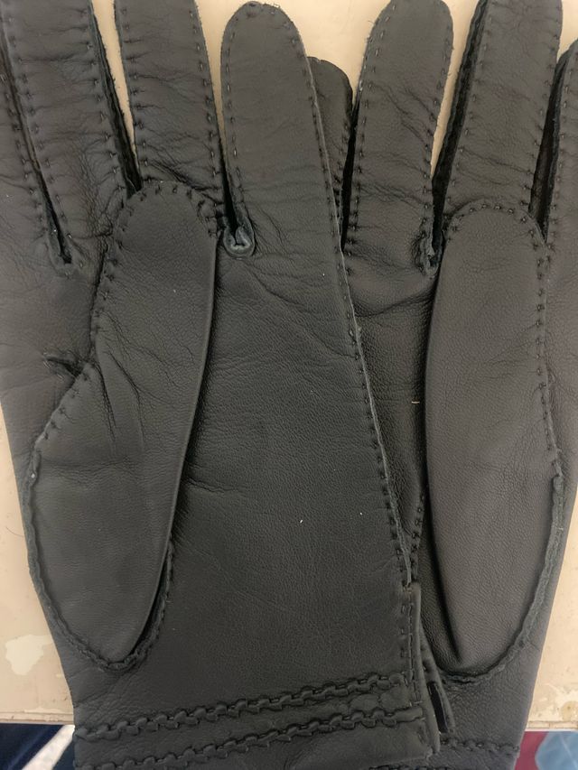 Guantes de piel negros