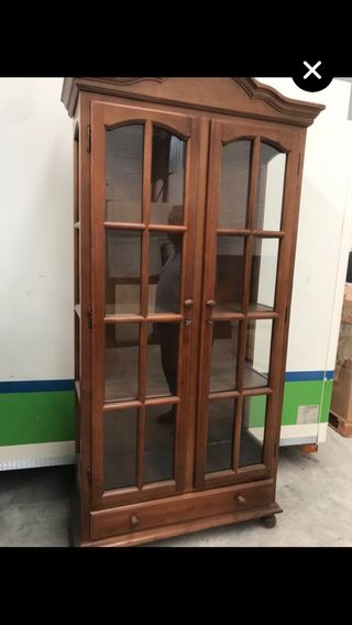 Vitrina de pino con puertas de cristal