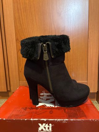 Botines negros con cremallera y pelo