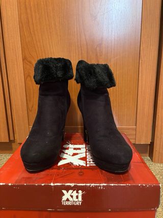 Botines negros con cremallera y pelo