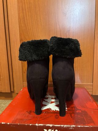 Botines negros con cremallera y pelo