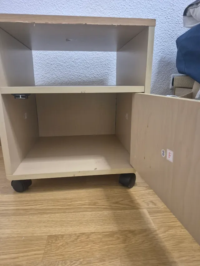 Mesita de noche con ruedas