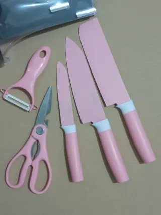 Set coltelli e accessori cucina rosa