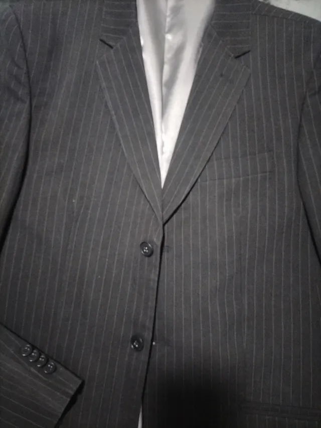 Traje negro de rayas para hombre