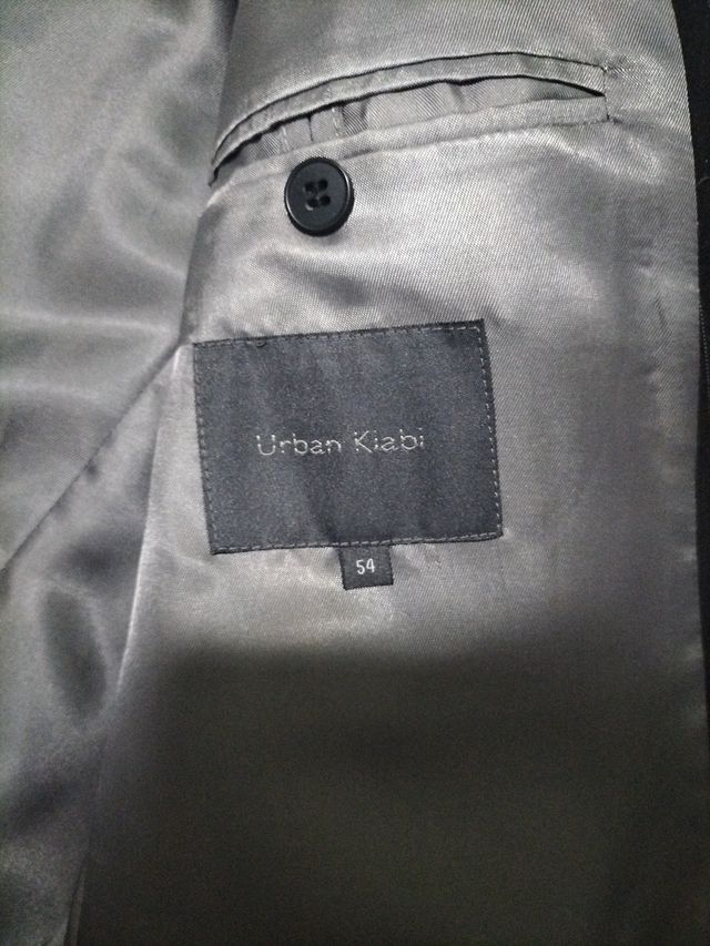 Traje negro de rayas para hombre