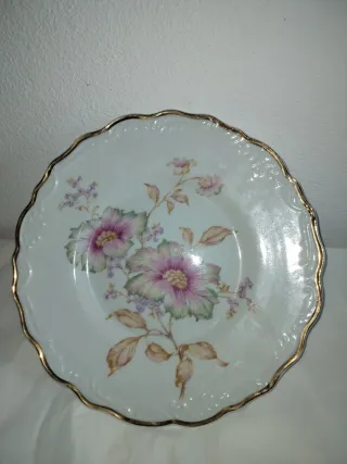 Dois pratos e uma taça