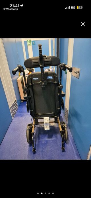 Silla de ruedas basculante