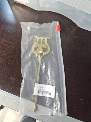 Atril de rabo corto dorado