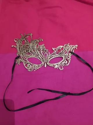 Antifaz sexy de encaje dorado