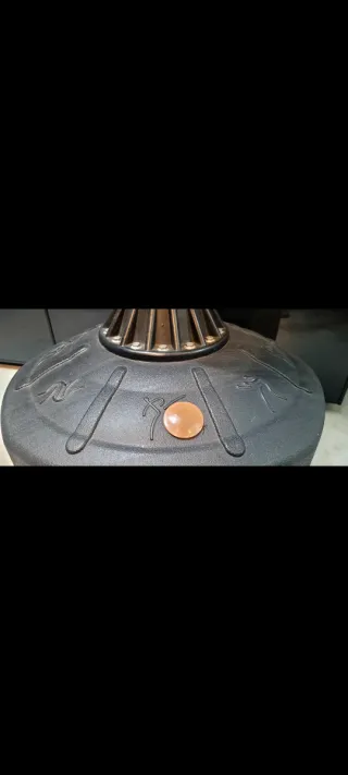 Saco de boxeo negro con base