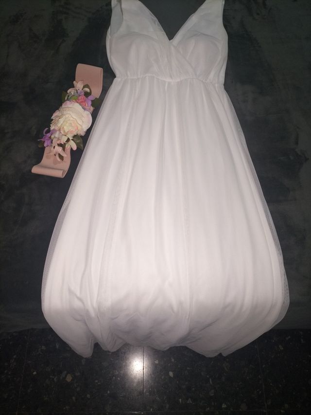 Vestido de ceremonia con cinturón de flores