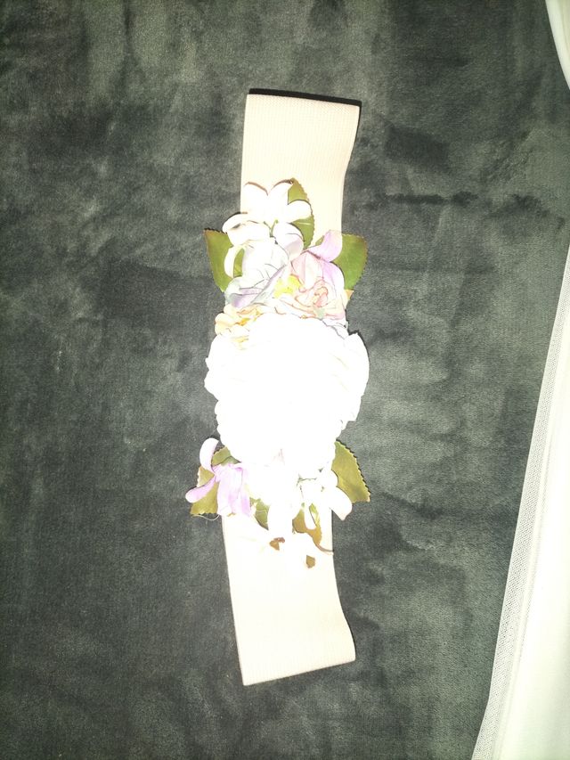 Vestido de ceremonia con cinturón de flores