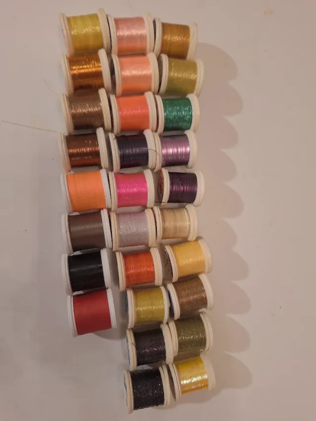 28 Bobinas Hilo Montaje Moscas Variados