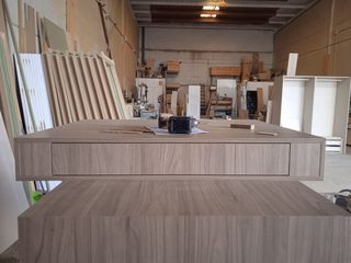 Mueble de madera con estantes y botellero