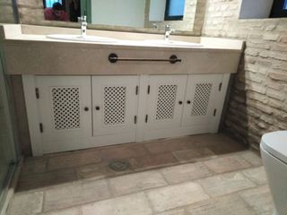 Mueble de madera con estantes y botellero