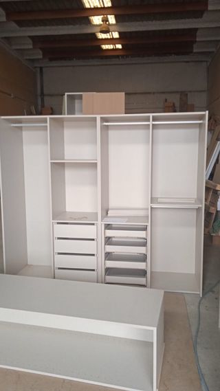 Mueble de madera con estantes y botellero