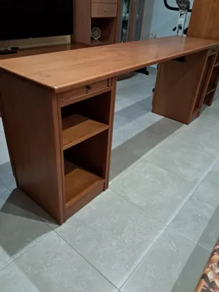 Escritorio madera natural con librería