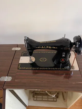Máquina de coser Alfa antigua