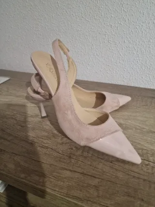Zapatos de tacón beige y rosa.