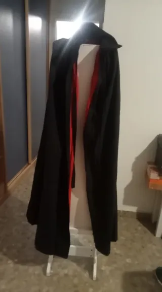 Capa Drácula Negra y Roja